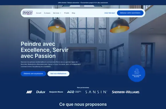 Page d’accueil de Duoco avec, en arrière-plan, un salon moderne aux hautes fenêtres et aux luminaires suspendus, mettant en valeur des services de peinture offerts avec excellence et passion.
