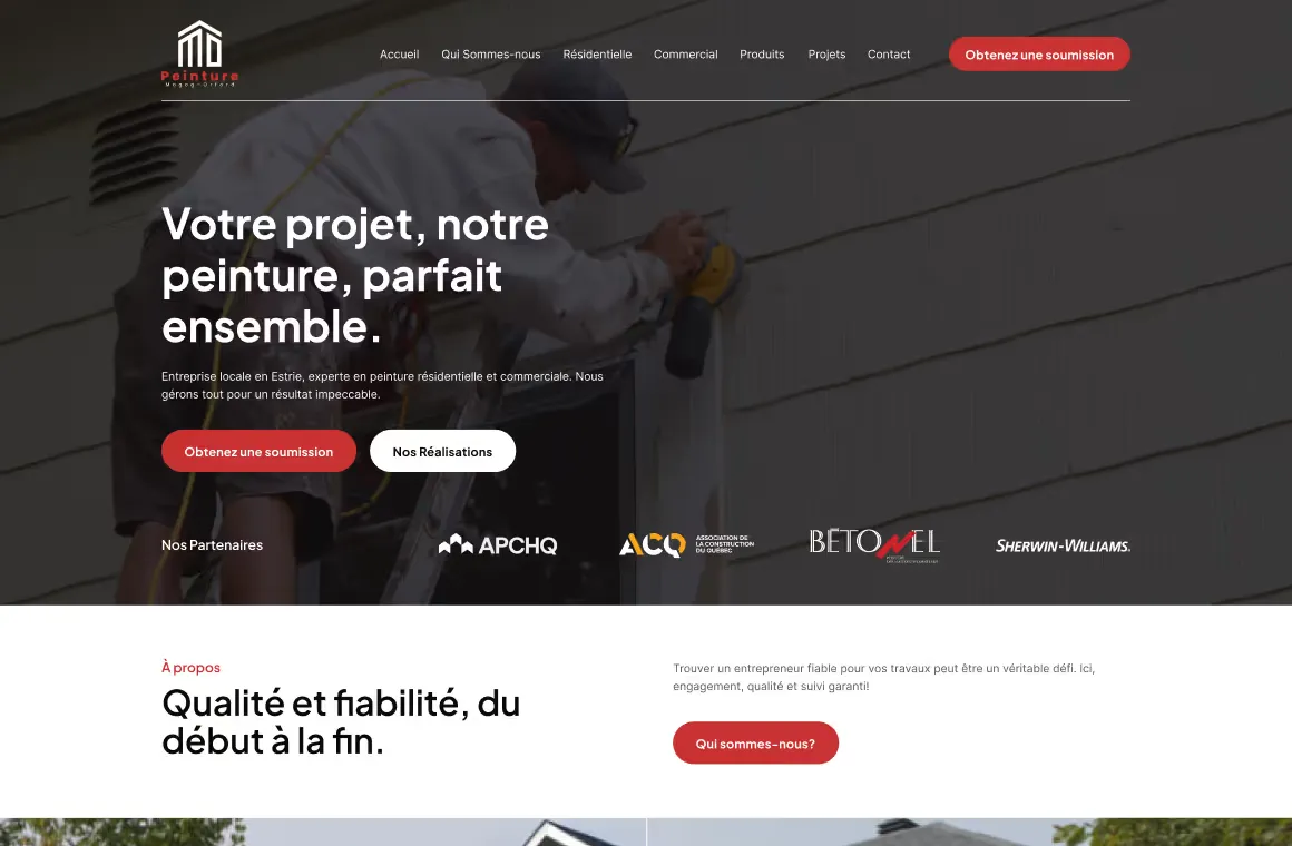 Page d’accueil d’un site web montrant une personne qui ponce le revêtement extérieur d’une maison, présentant des services de peinture résidentielle et commerciale.